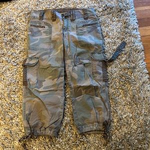 Camo cropped cargo pants